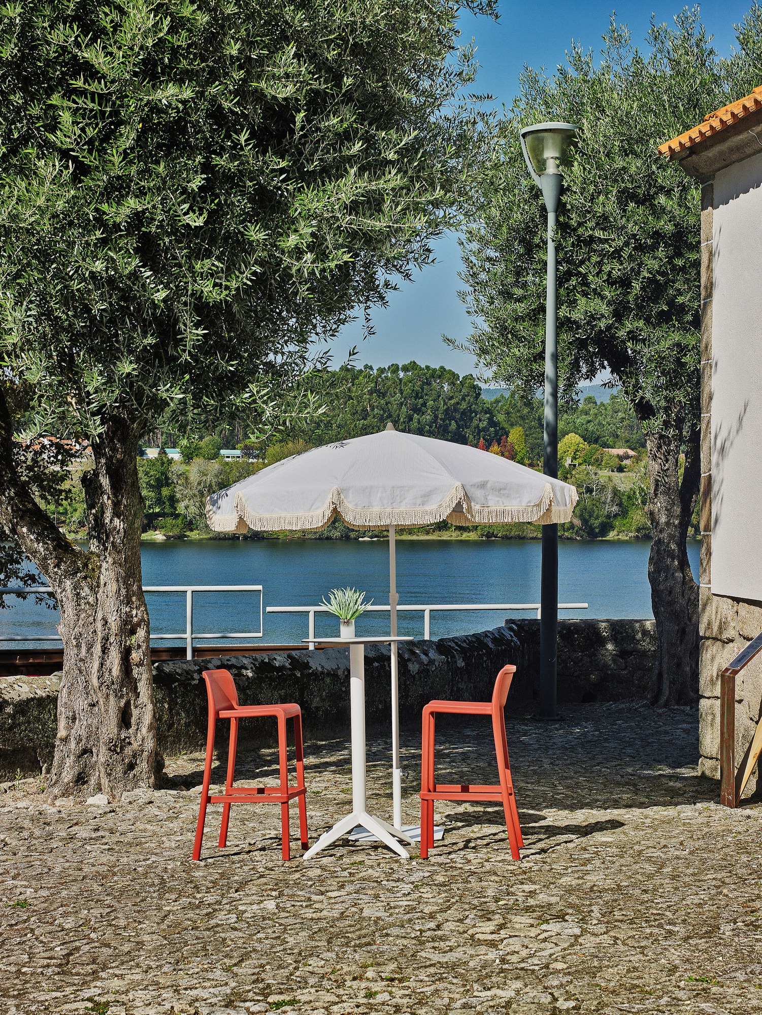 Ezpeleta Quatro High Fix High Table